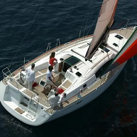 Boat In 船屋 特罗吉尔