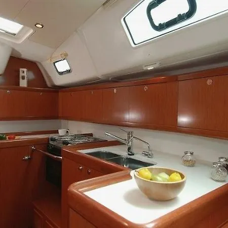 Boat In 船屋 *