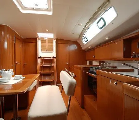 Boat In * 特罗吉尔