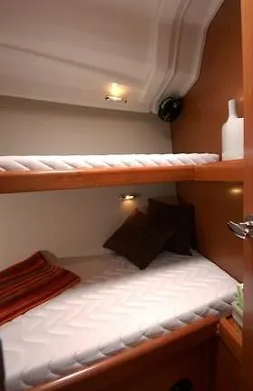 Boat In 船屋 特罗吉尔